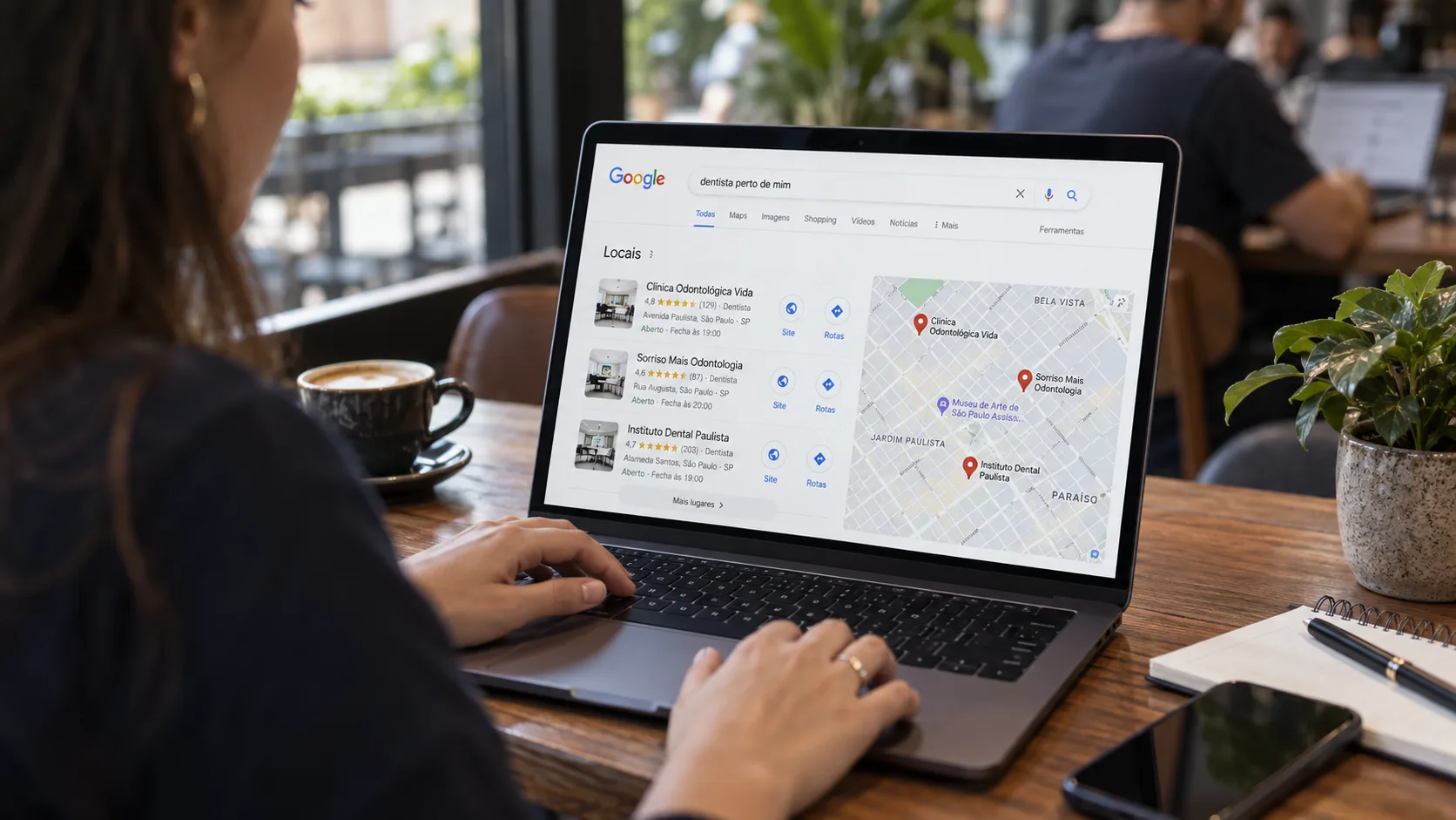 Cliente procurando um serviço local no Google